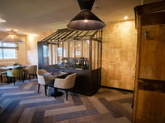 Revêtement de sol restaurant entretien et confort | Forbo Flooring Systems